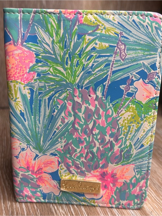 Lilly Pulitzer Handbags - Lilly Pulitzer Passport Holder – Swizzle In Paradise Bound